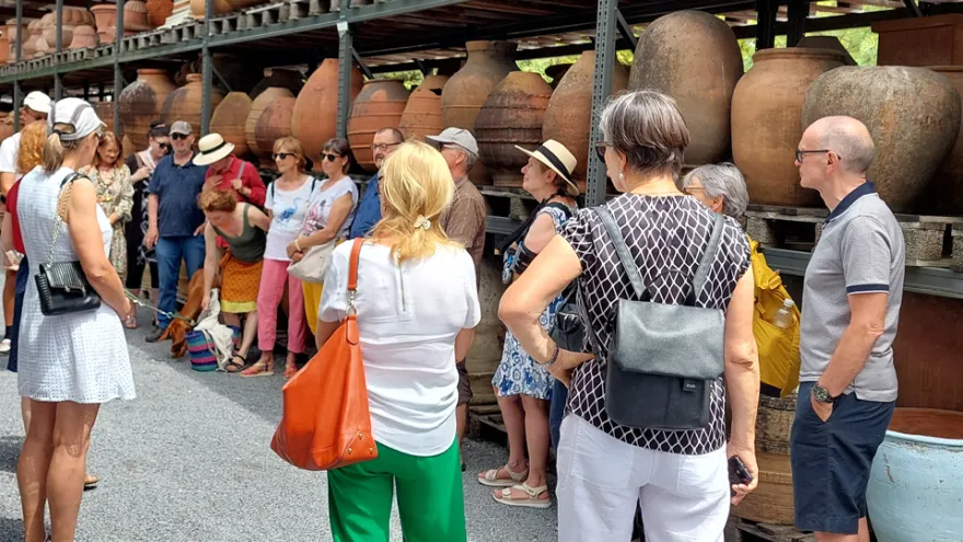 Eine Gruppe interessierter Freiwilliger an einer Führung