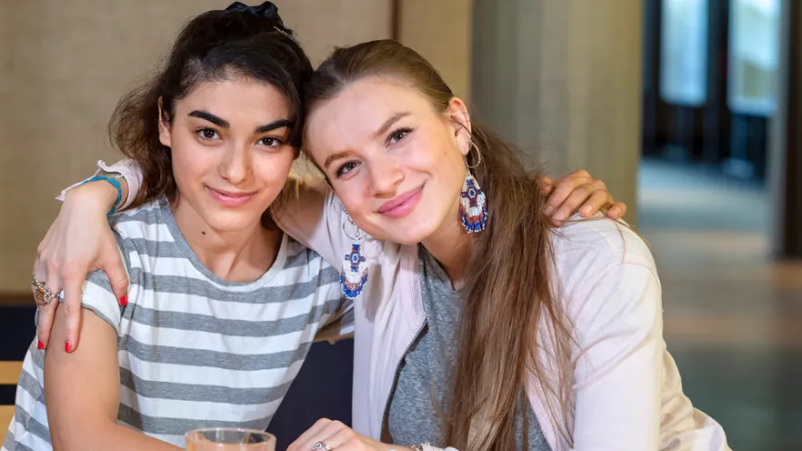 Zwei Freiwillige des Zürcher Jugendrotkreuzes lächeln in die Kamera