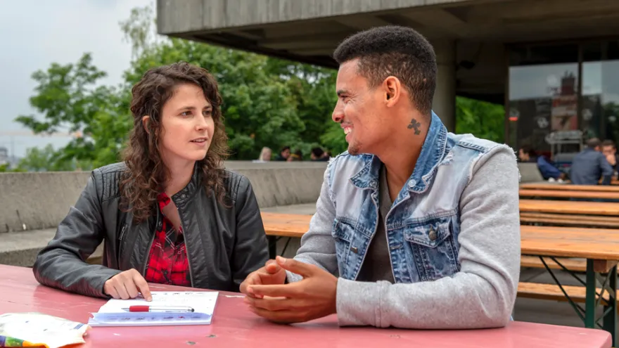 Ein Tandem verbringt Zeit zusammen auf der ETH-Terasse in Zürich