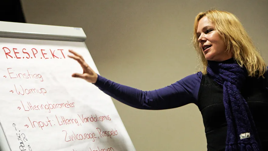 Die Kursleiterin Irena Zweifel, Trainerin SRK chili, referiert vor den Teilnehmenden zum Thema "Zivilcourage im öffentlichen Raum"