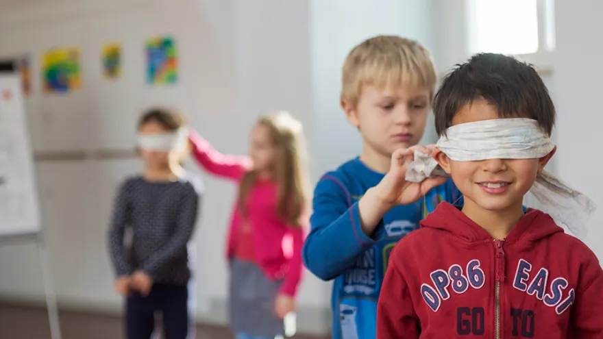 Vier Kinder machen gemeinsam eine Übung.