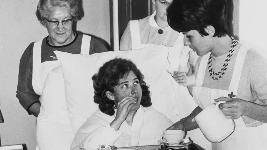 Ein historisches, schwarz-weisses Foto von ehemaligen SRK-Pflegehelferinnen 