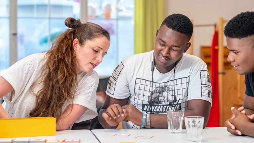 Junge Menschen lernen gemeinsam Deutsch im Gruppen-Treff