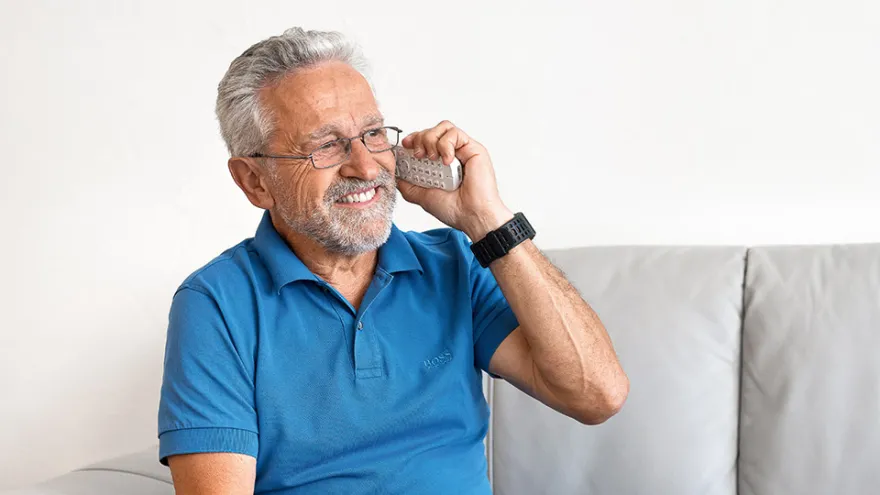 Freiwilliger schenkt Zeit und Zuwendung am Telefon.