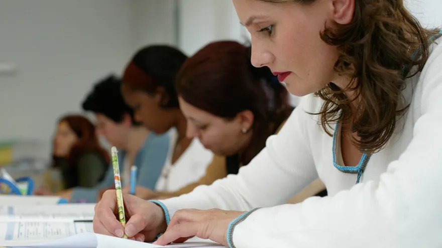 Pflegehelferinnen und Pflegehelfer im Unterricht