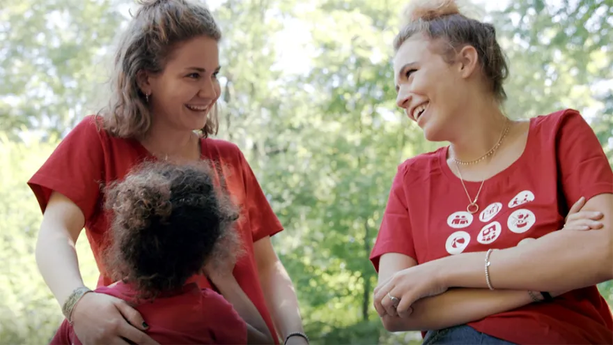 JRK-Freiwillige unterhalten sich im Wald