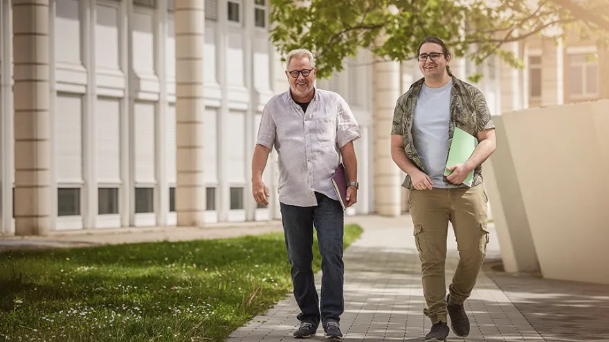 Axel unterstützt Gonçalo beim Berufseinstieg.