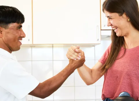 Teamwork in der Küche: Ein Tandem des Integrationsprogramms «Meet'n'Speak» 