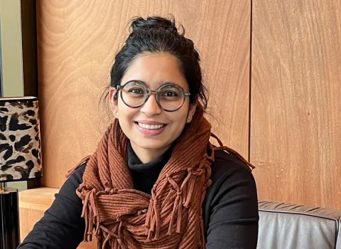 Eine Freiwillige, die sich bei Pontesano engagiert, sitzt in einem Café, wo sie ein Gespräch mit dem SRK Kanton Zürich geführt hatte.