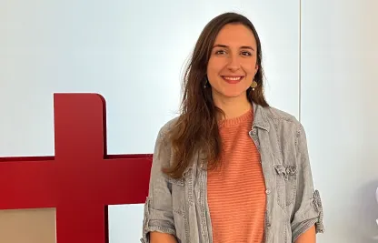 Eine junge Frau, die als Freiwillige beim Zürcher Roten Kreuz tätig ist.