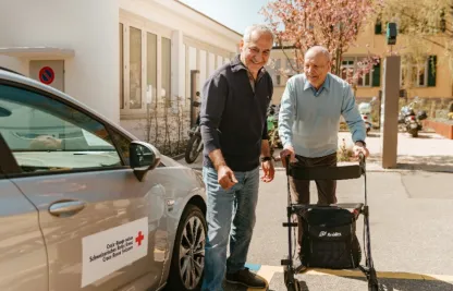 Ein freiwilliger Rotkreuz-Fahrer bringt einen Fahrgast nach Hause