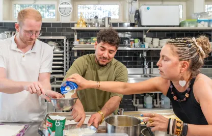 Freiwillige und Teilnehmende kochen gemeinsam