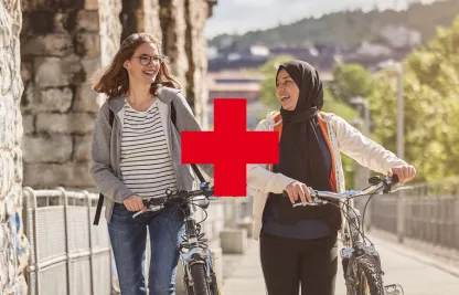 Zwei junge Frauen vom Jugendrotkreuz entdecken Zürich