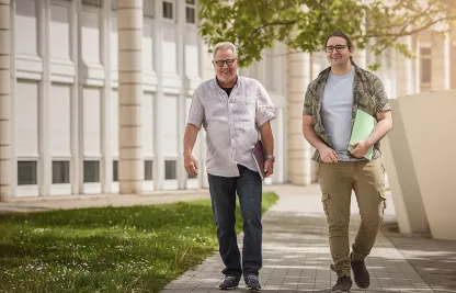 Axel unterstützt Gonçalo beim Berufseinstieg.